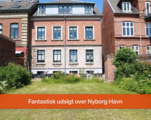 Centralt beliggende med fælles have...