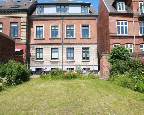 Centralt beliggende med fælles have...