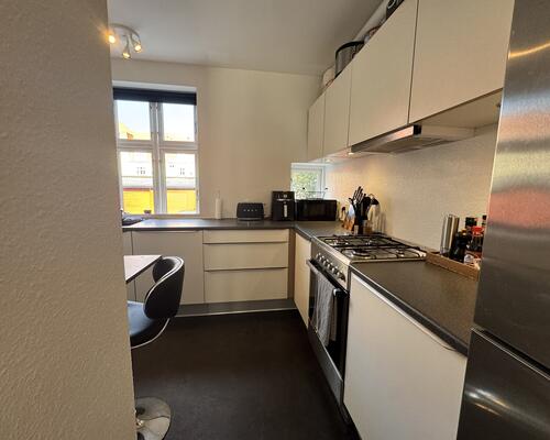 Lys 2-værelses lejlighed i Øgadekvarteret nær centrum