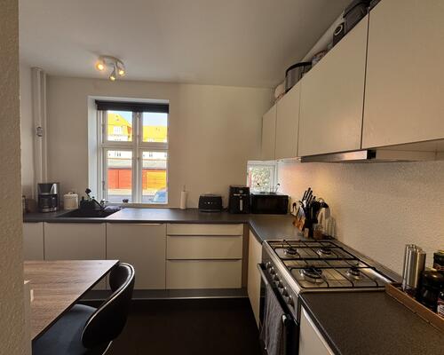 Lys 2-værelses lejlighed i Øgadekvarteret nær centrum