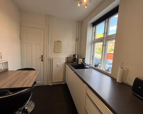 Lys 2-værelses lejlighed i Øgadekvarteret nær centrum