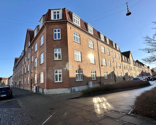 Lys 2-værelses lejlighed i Øgadekvarteret nær centrum
