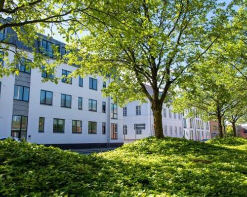 Denne moderne og rummelige lejlighed i hjertet af Herning er perfekt for enlige eller par uden hjemmeboende børn, og ønsker en komfortabel bolig med byens bekvemmeligheder lige uden for døren.