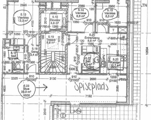 Denne moderne og rummelige lejlighed i hjertet af Herning er perfekt for enlige eller par uden hjemmeboende børn, og ønsker en komfortabel bolig med byens bekvemmeligheder lige uden for døren.