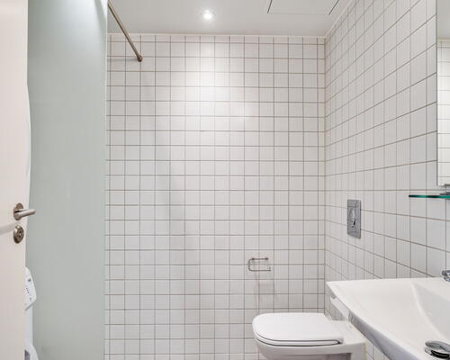 Stor 3-værelses lejebolig i 2 plan - centralt placeret i Vanløse