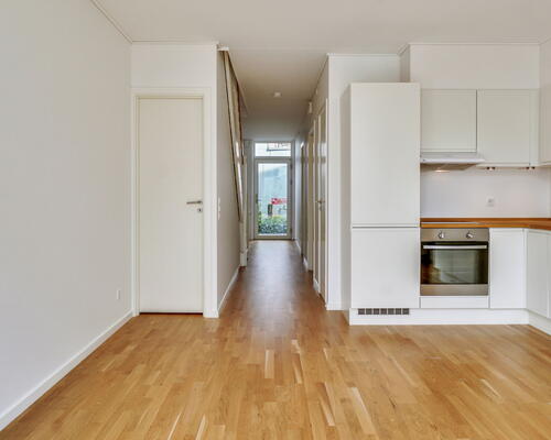 Stor 3-værelses lejebolig i 2 plan - centralt placeret i Vanløse