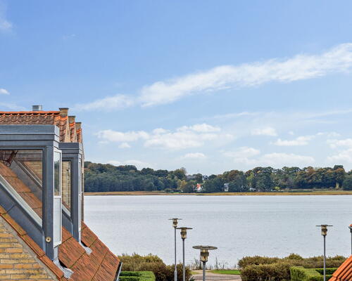 Skyllebakke Havn - Rummelig lys 2 vær. lejebolig med god altan