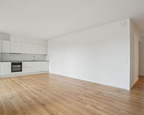 Delevenlig og rummelig 5-værelses bolig med to toiletter, stort køkken-alrum og solrig sydvendt altan – Ideel til familien eller roommates! Ingen bindingsperiode