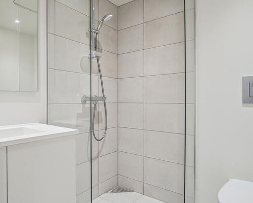 Rummelig 2-værelses lejlighed med moderne køkken-alrum, godt lysindfald og solrig sydvendt altan!