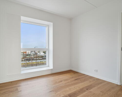 Rummelig 2-værelses lejlighed med godt lys indfald!