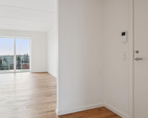 Rummelig 2-værelses lejlighed med godt lys indfald!