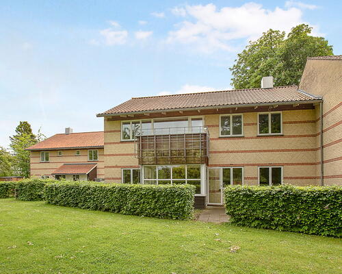 Sjældent udbudt 4-vær. lejlighed med lyse rum, flot udsigt og naturskøn beliggenhed ved Furesø