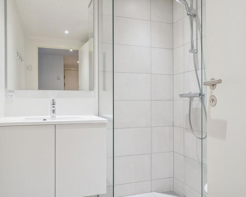 Rummelig 2-værelses lejlighed med terrasse