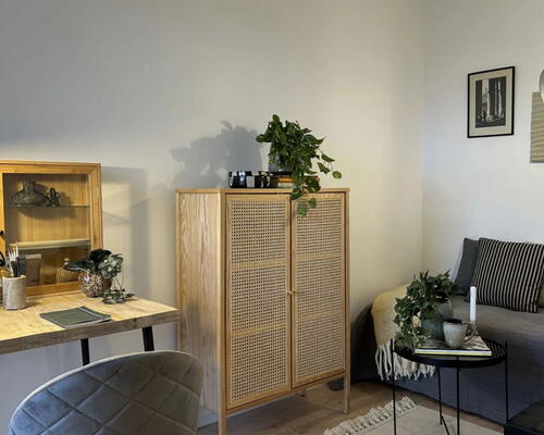 Lys og rummelig 3 værelses lejlighed på 1. sal. God altan med depotrum. Mulighed for fællesskab og nærvær!