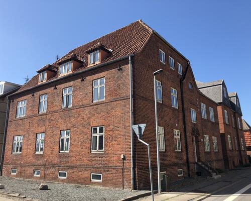 Flot 2. værelses lejlighed i stueetagen