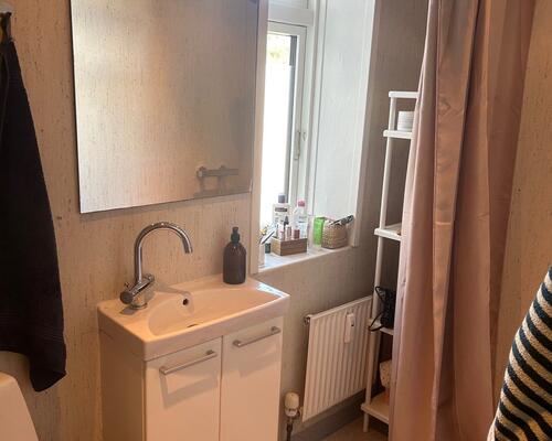 Flot 2. værelses lejlighed i stueetagen