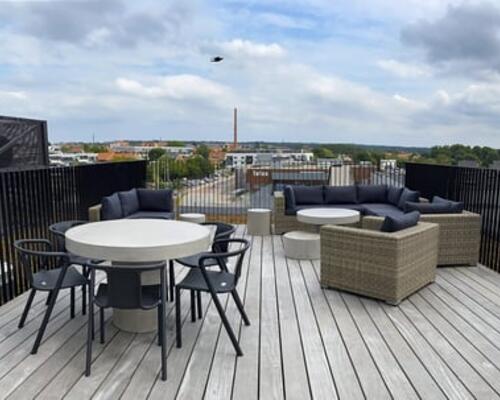 Stor 4-værelses stuelejlighed med to terrasser