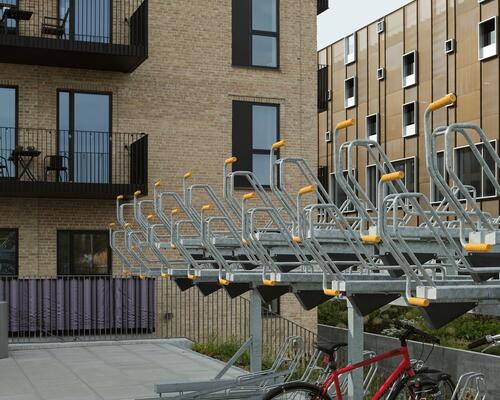 Stor 4-værelses stuelejlighed med to terrasser