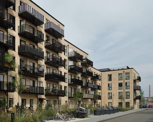 Stor 4-værelses stuelejlighed med to terrasser