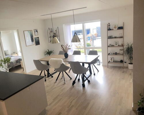 Lys og stor 3-værelses med god terrasse