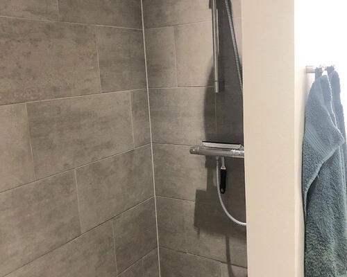 Lys og stor 3-værelses med god terrasse