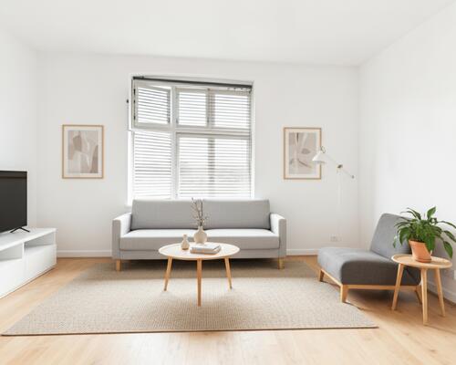 Charmerende 2-værelses (50 m2) med tagvinduer, egen vaskemaskine og central beliggenhed tæt på transport og indkøb.