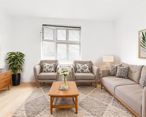 Charmerende 2-værelses (50 m2) med tagvinduer, egen vaskemaskine og central beliggenhed tæt på transport og indkøb.