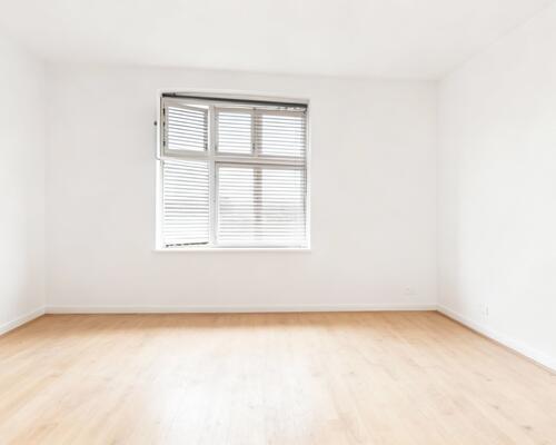 Charmerende 2-værelses (50 m2) med tagvinduer, egen vaskemaskine og central beliggenhed tæt på transport og indkøb.