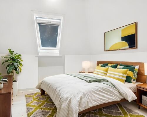 Charmerende 2-værelses (50 m2) med tagvinduer, egen vaskemaskine og central beliggenhed tæt på transport og indkøb.