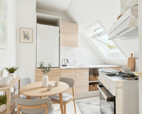 Charmerende 2-værelses (50 m2) med tagvinduer, egen vaskemaskine og central beliggenhed tæt på transport og indkøb.