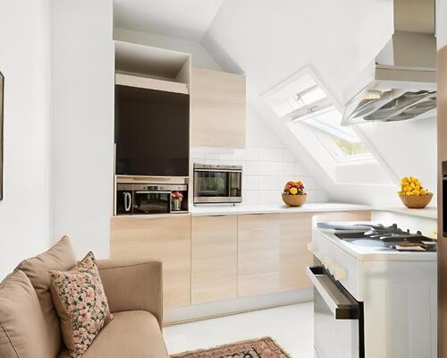 Charmerende 2-værelses (50 m2) med tagvinduer, egen vaskemaskine og central beliggenhed tæt på transport og indkøb.