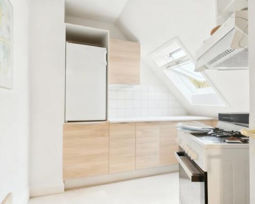 Charmerende 2-værelses (50 m2) med tagvinduer, egen vaskemaskine og central beliggenhed tæt på transport og indkøb.