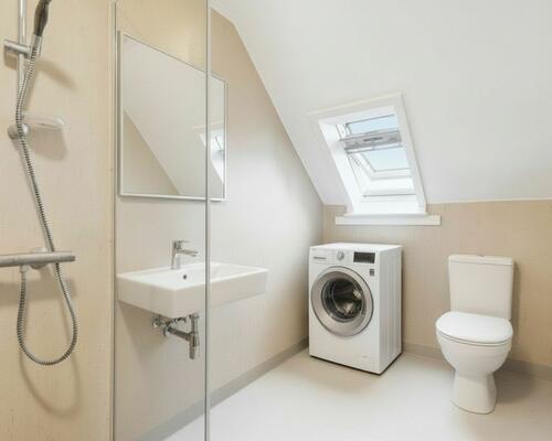 Charmerende 2-værelses (50 m2) med tagvinduer, egen vaskemaskine og central beliggenhed tæt på transport og indkøb.