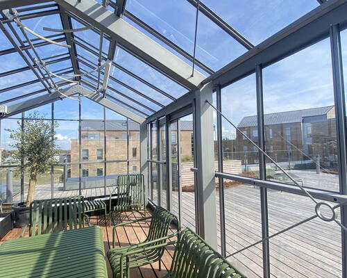 Lys lejlighed med egen terrasse, beliggende ved fjord og natur