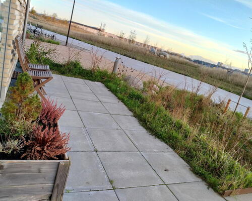 Lys lejlighed med egen terrasse, beliggende ved fjord og natur