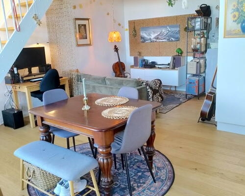 Lys lejlighed med egen terrasse, beliggende ved fjord og natur