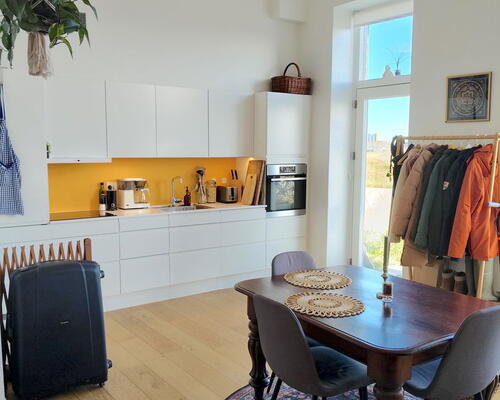 Lys lejlighed med egen terrasse, beliggende ved fjord og natur