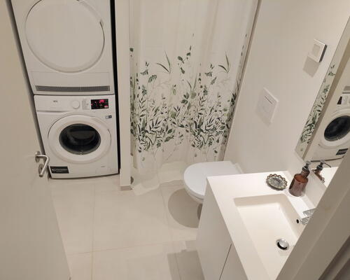 Lys lejlighed med egen terrasse, beliggende ved fjord og natur