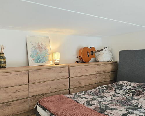 Lys lejlighed med egen terrasse, beliggende ved fjord og natur