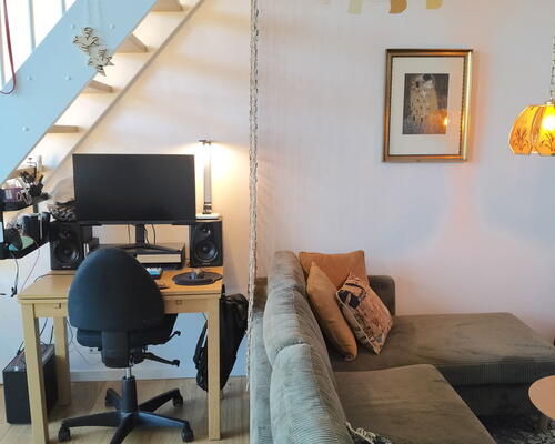 Lys lejlighed med egen terrasse, beliggende ved fjord og natur