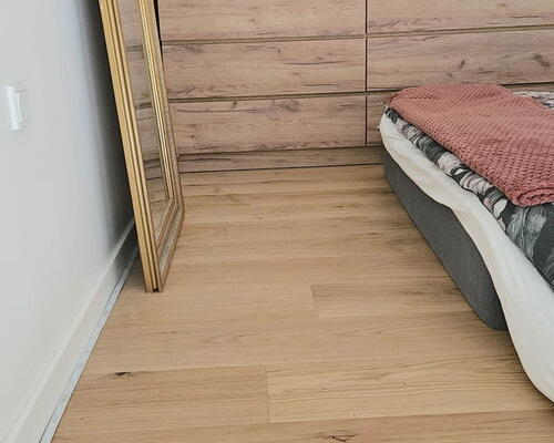 Lys lejlighed med egen terrasse, beliggende ved fjord og natur