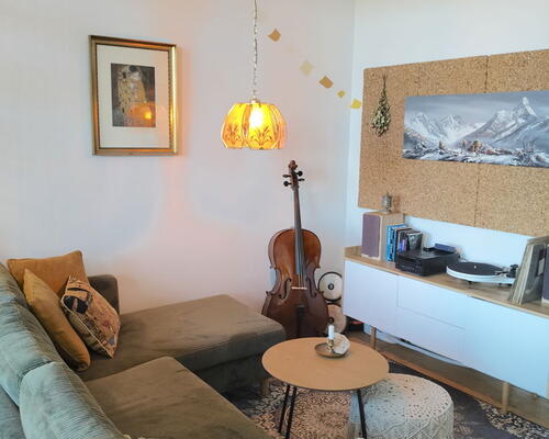 Lys lejlighed med egen terrasse, beliggende ved fjord og natur