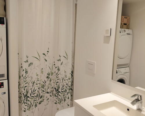 Lys lejlighed med egen terrasse, beliggende ved fjord og natur