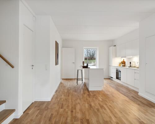 Moderne rækkehus med træterrasse og have