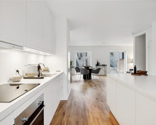 Moderne rækkehus med træterrasse og have