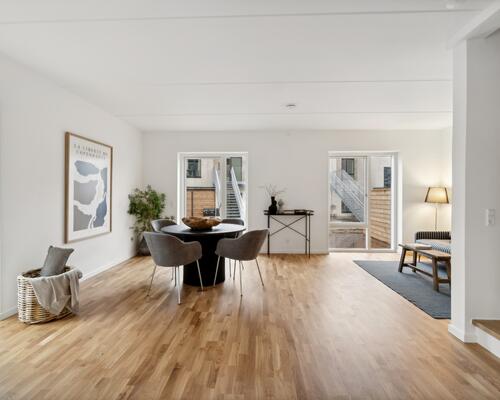 Moderne rækkehus med træterrasse og have