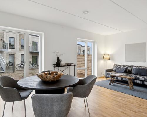 Moderne rækkehus med træterrasse og have