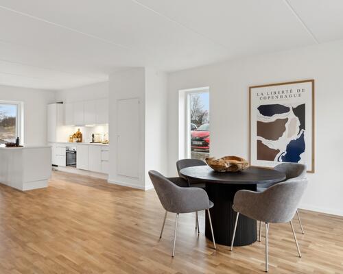 Moderne rækkehus med træterrasse og have