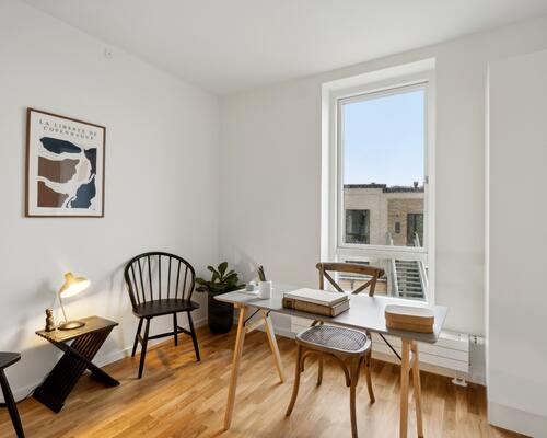 Moderne rækkehus med træterrasse og have