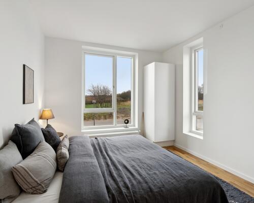 Moderne rækkehus med træterrasse og have